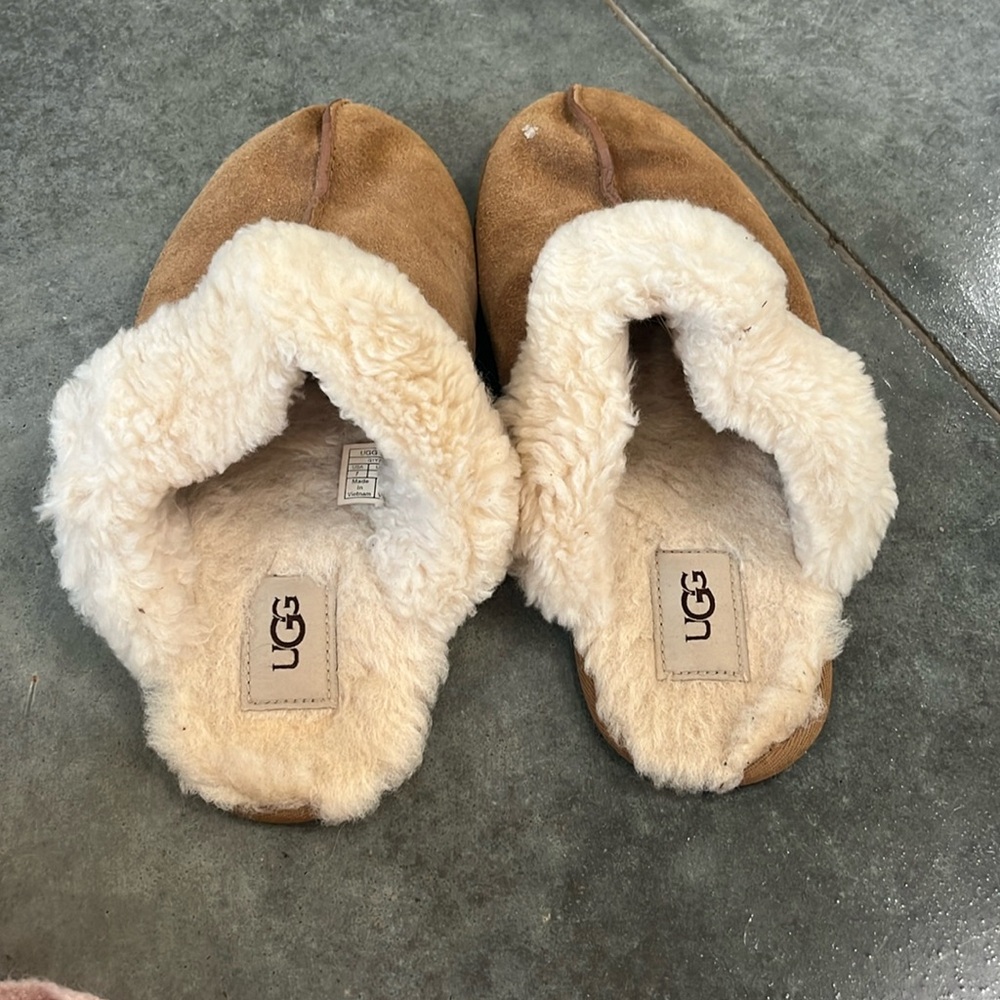 UGG Women’s 7 Slippers